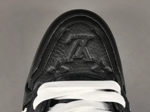 Louis Vuitton LV Trainer Noir Blanc Tige en Cuir-Maille Structurelle Sangle Asymétrique Marquée Sneakers Lifestyle 10