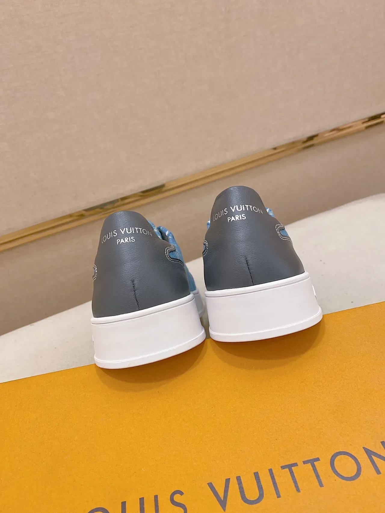 Louis Vuitton LV Trainer Sneakers Bleu-Gris Denim Imprimé Monogramme Style de Vie 3