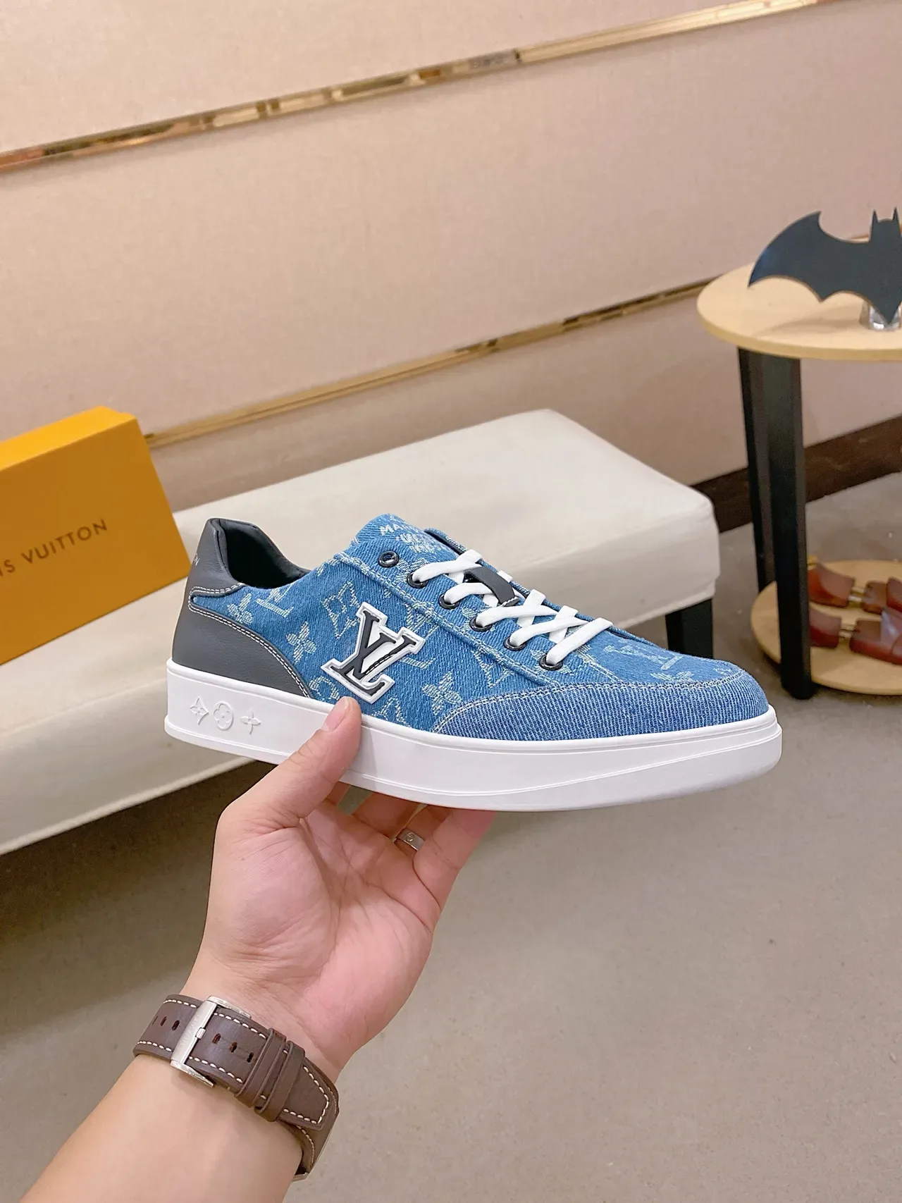 Louis Vuitton LV Trainer Sneakers Bleu-Gris Denim Imprimé Monogramme Style de Vie 4