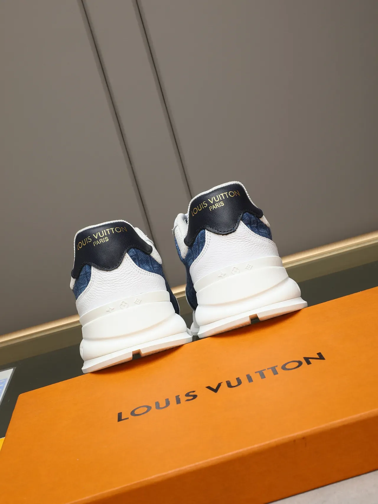 لويس فيتون LV Trainer أحذية رياضية زرقاء بيضاء أعلى نسيج الجينز Oversized خياطة Monogram Chunky Sneakers 3