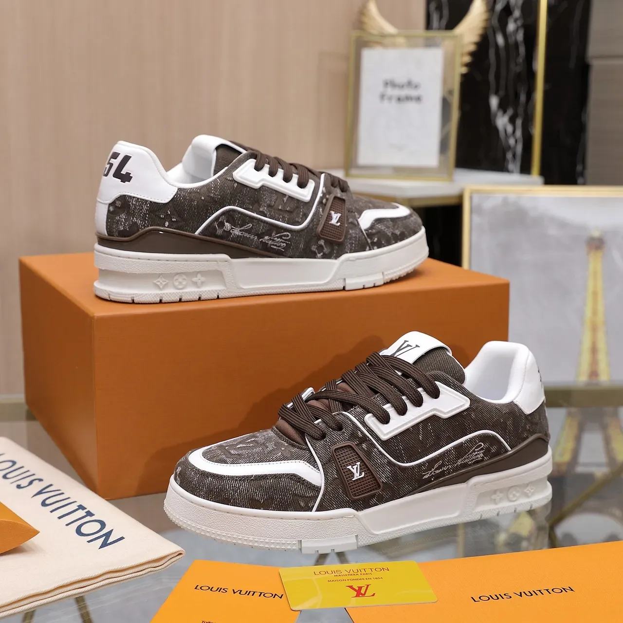 Louis Vuitton LV Trainer Tênis Lifestyle Marrom Branco Monogrammed Textile Upper Plastic Cage Overlay 2