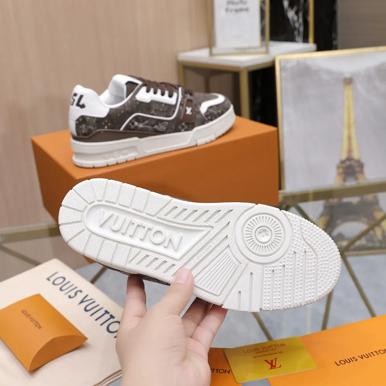 Louis Vuitton LV Trainer Tênis Lifestyle Marrom Branco Monogrammed Textile Upper Plastic Cage Overlay 3