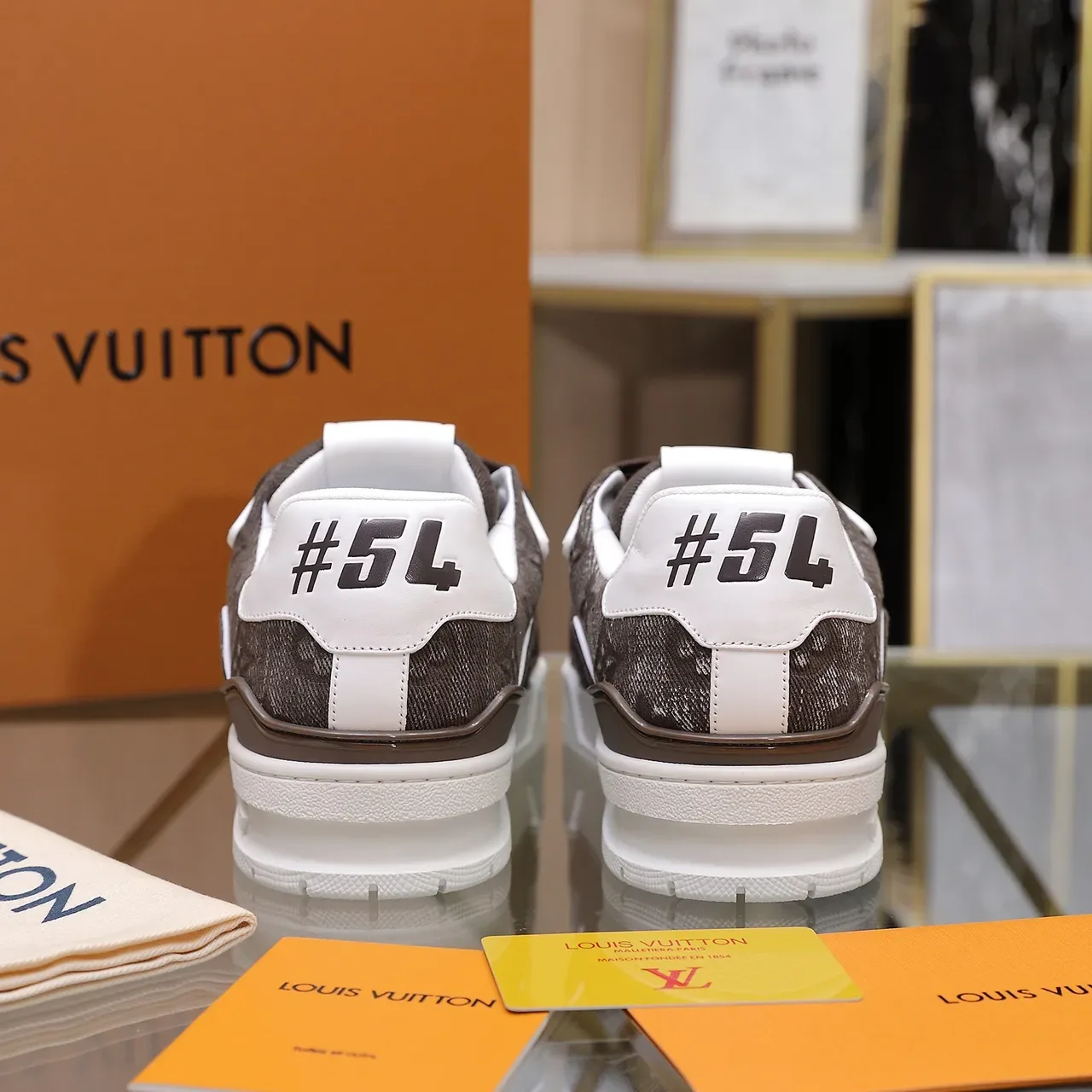 Louis Vuitton LV Trainer Tênis Lifestyle Marrom Branco Monogrammed Textile Upper Plastic Cage Overlay 4
