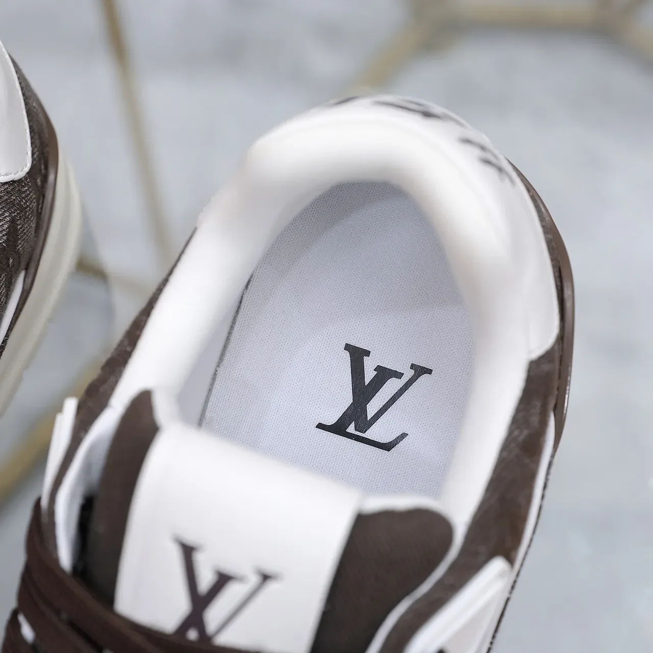 Louis Vuitton LV Trainer Tênis Lifestyle Marrom Branco Monogrammed Textile Upper Plastic Cage Overlay 5