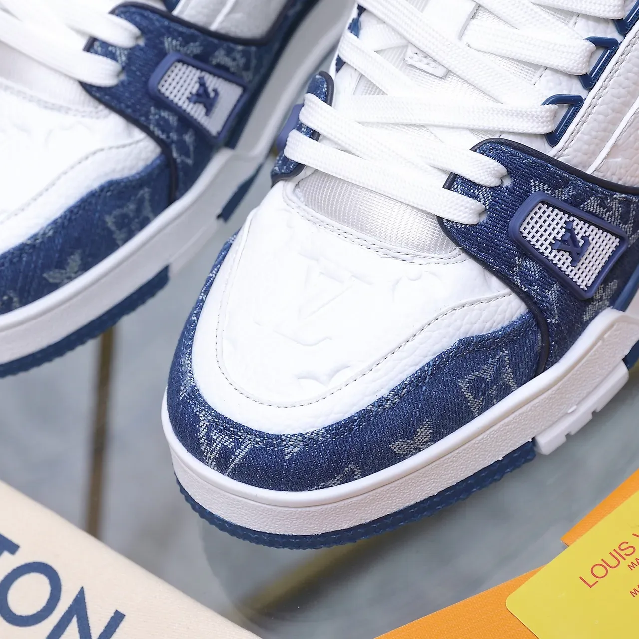 Louis Vuitton LV Trainer Navy White Monogrammed Denim-Textile Upper Leather Overlays Tênis Lifestyle 2
