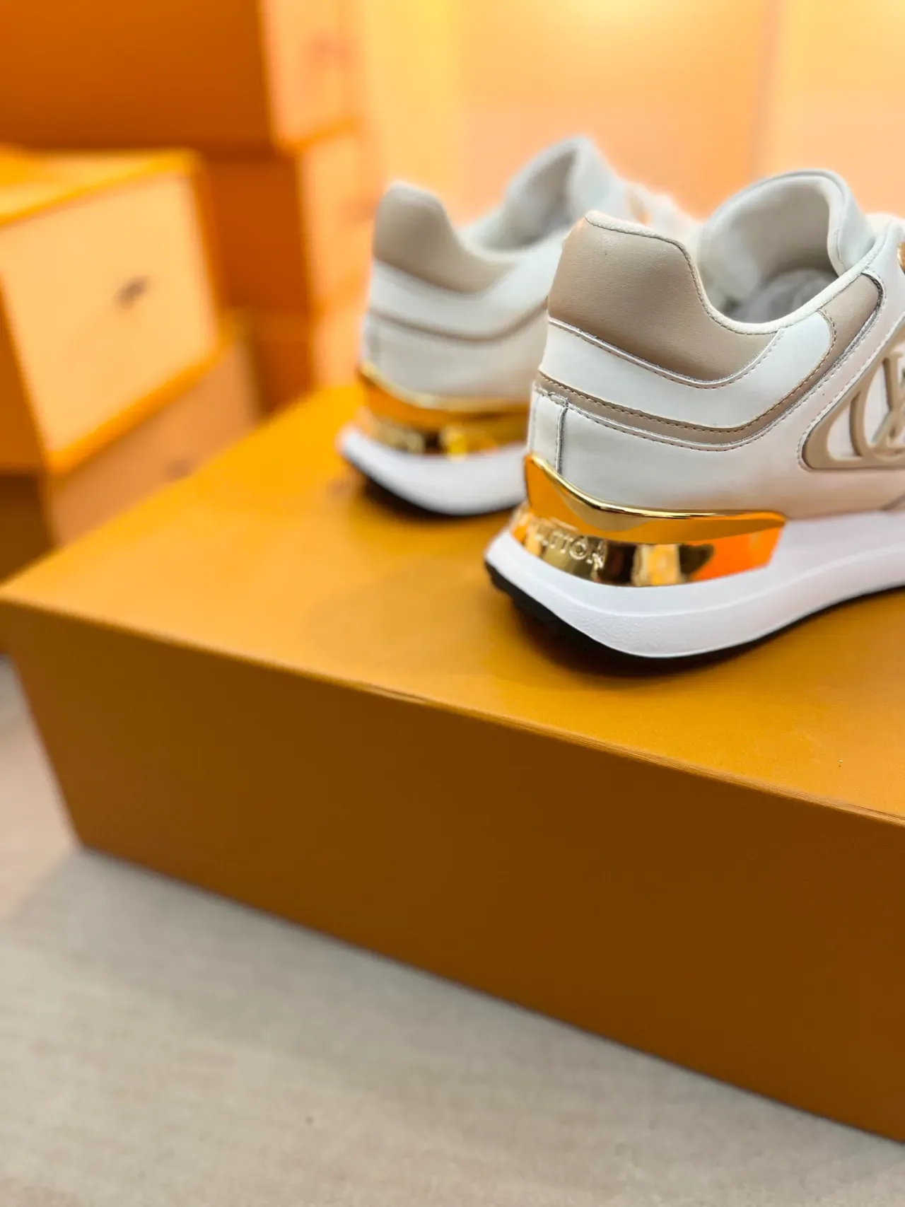 লুইস ভিটন LV Trainer সাদা বেইজ লেদার-প্যানেলড মোনোগ্রাম-অ্যাকসেন্টেড লাইফস্টাইল স্নিকার 2