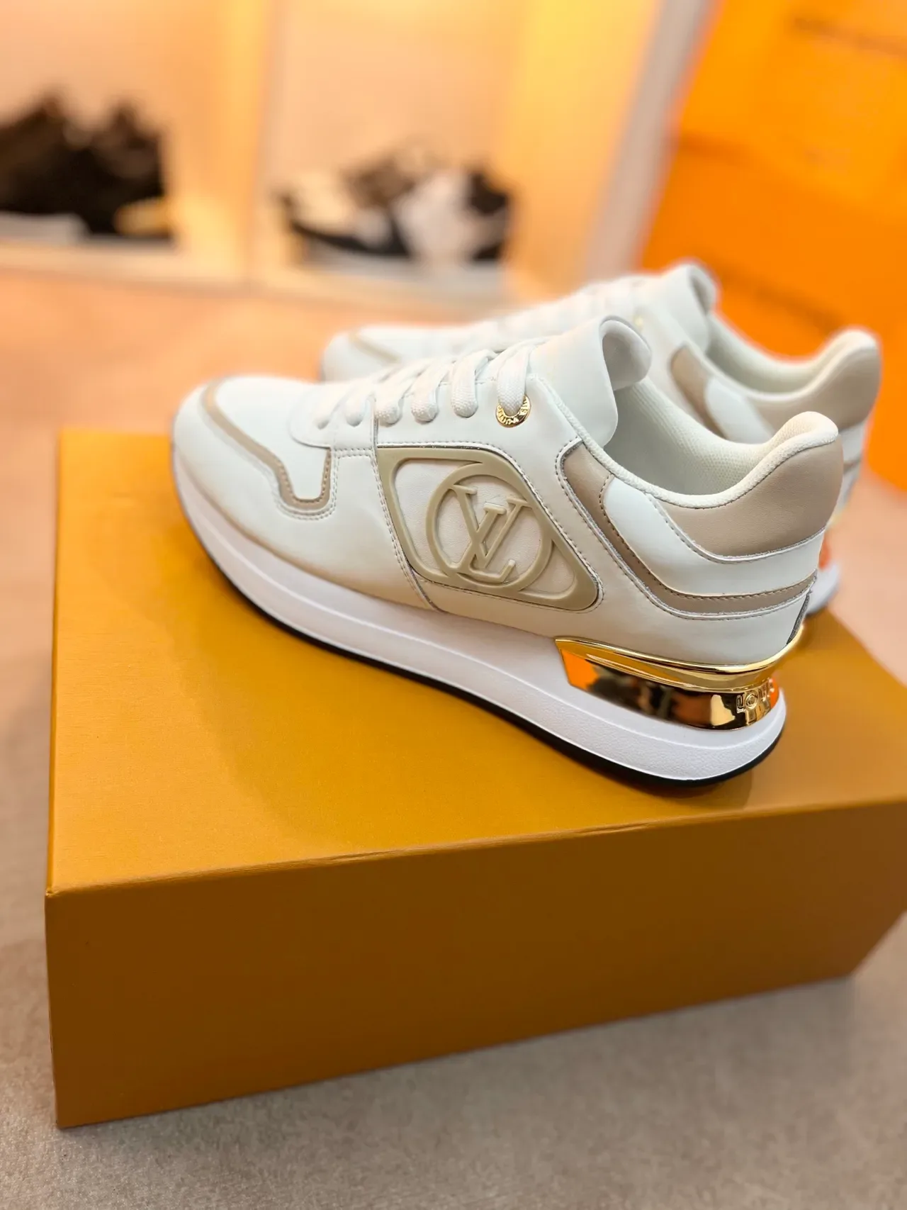 লুইস ভিটন LV Trainer সাদা বেইজ লেদার-প্যানেলড মোনোগ্রাম-অ্যাকসেন্টেড লাইফস্টাইল স্নিকার 4