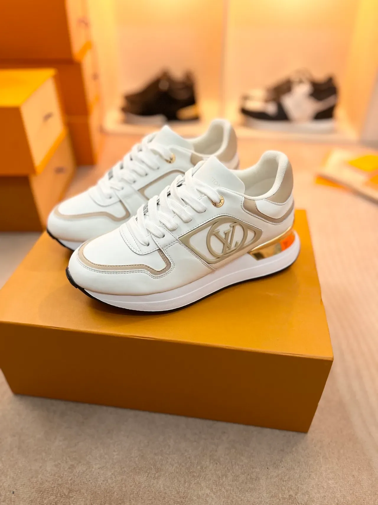 লুইস ভিটন LV Trainer সাদা বেইজ লেদার-প্যানেলড মোনোগ্রাম-অ্যাকসেন্টেড লাইফস্টাইল স্নিকার 5