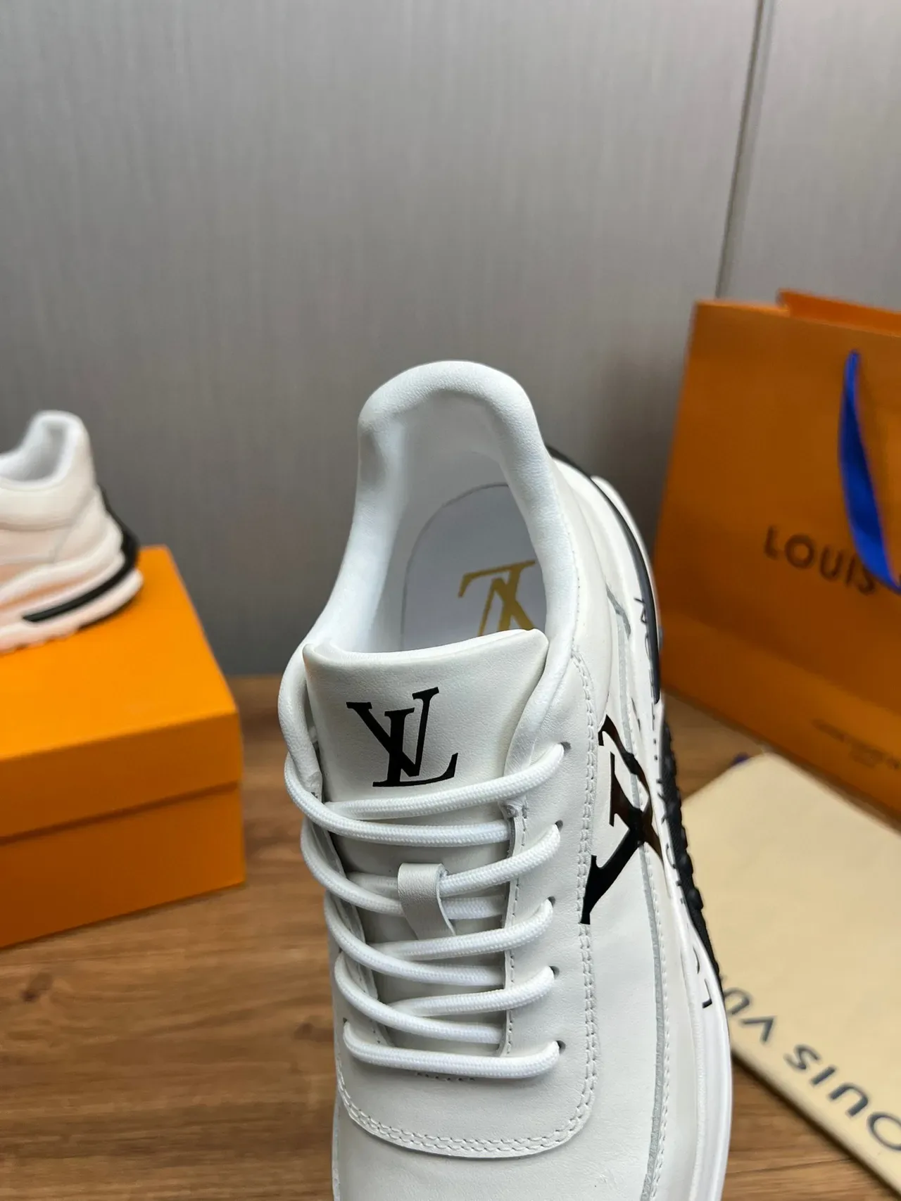 Louis Vuitton LV Trainer Blanc et Noir Cuir Supérieur Monogramme Style de Vie Sneakers 2