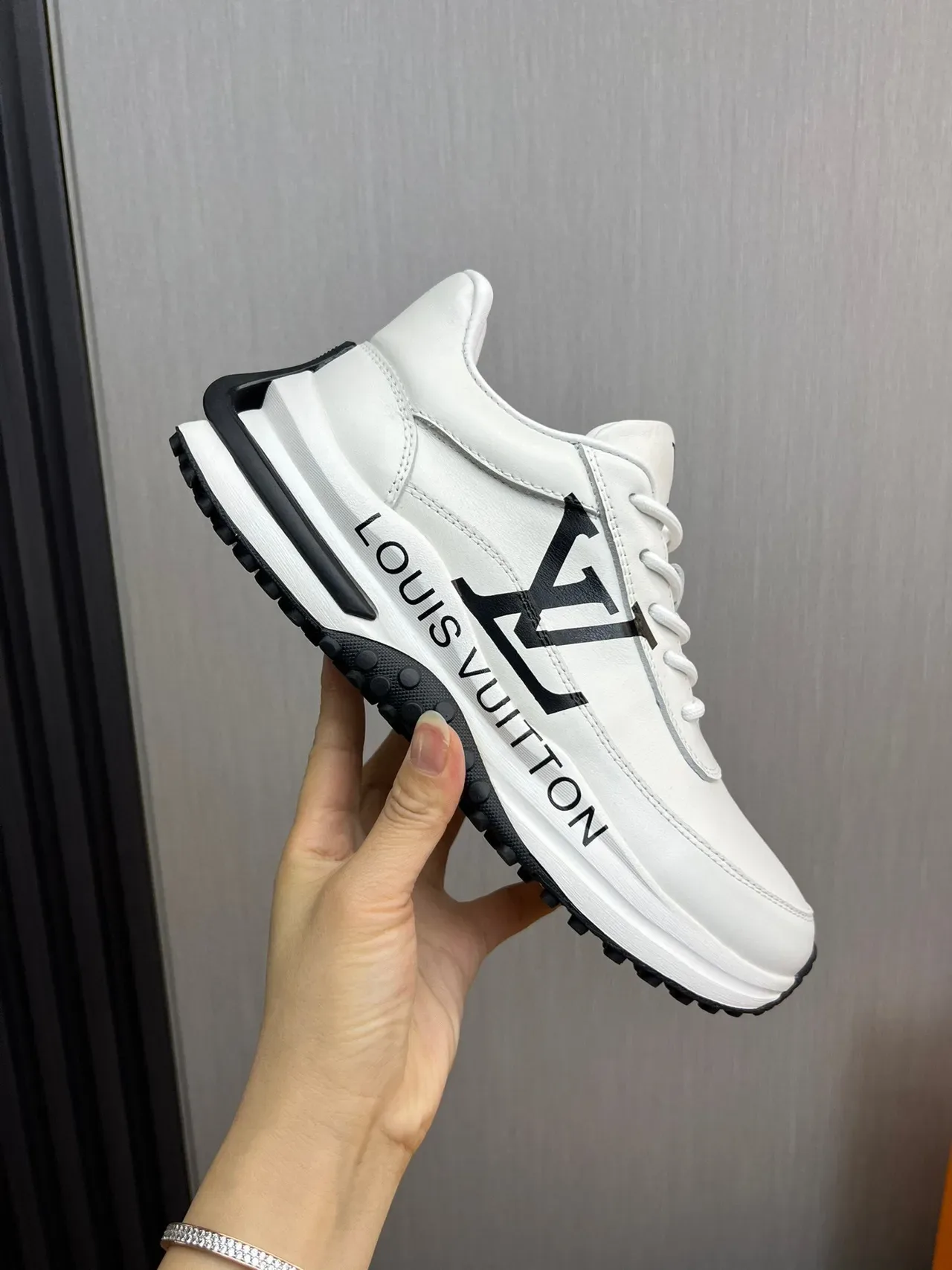 Louis Vuitton LV Trainer Blanc et Noir Cuir Supérieur Monogramme Style de Vie Sneakers 3