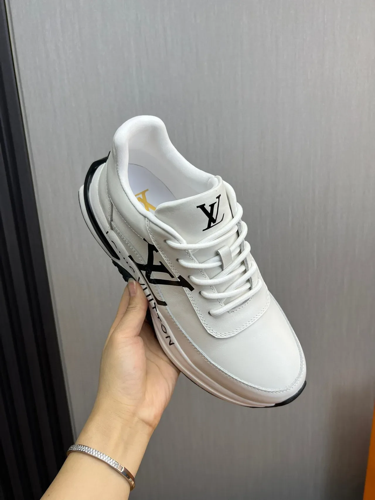 Louis Vuitton LV Trainer Blanc et Noir Cuir Supérieur Monogramme Style de Vie Sneakers 4