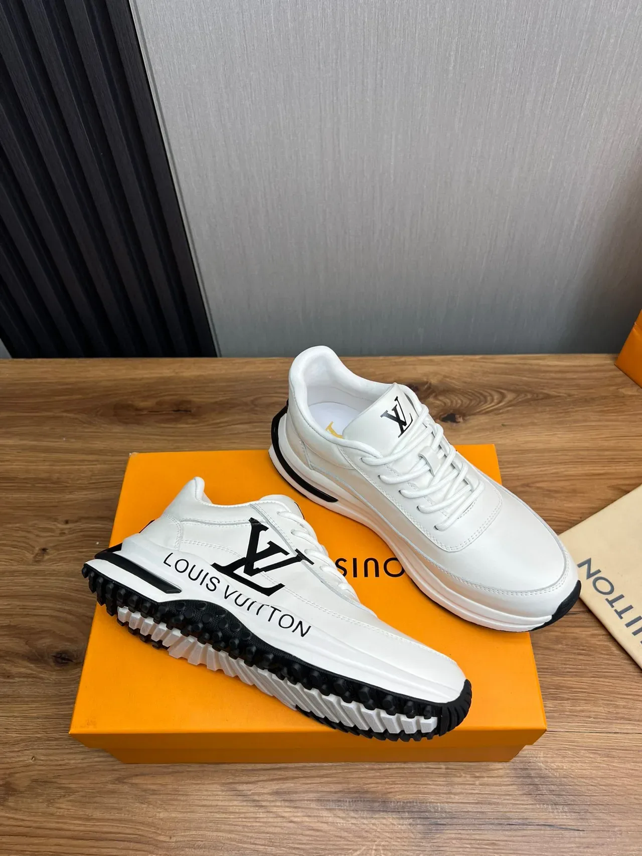 Louis Vuitton LV Trainer Blanc et Noir Cuir Supérieur Monogramme Style de Vie Sneakers 5