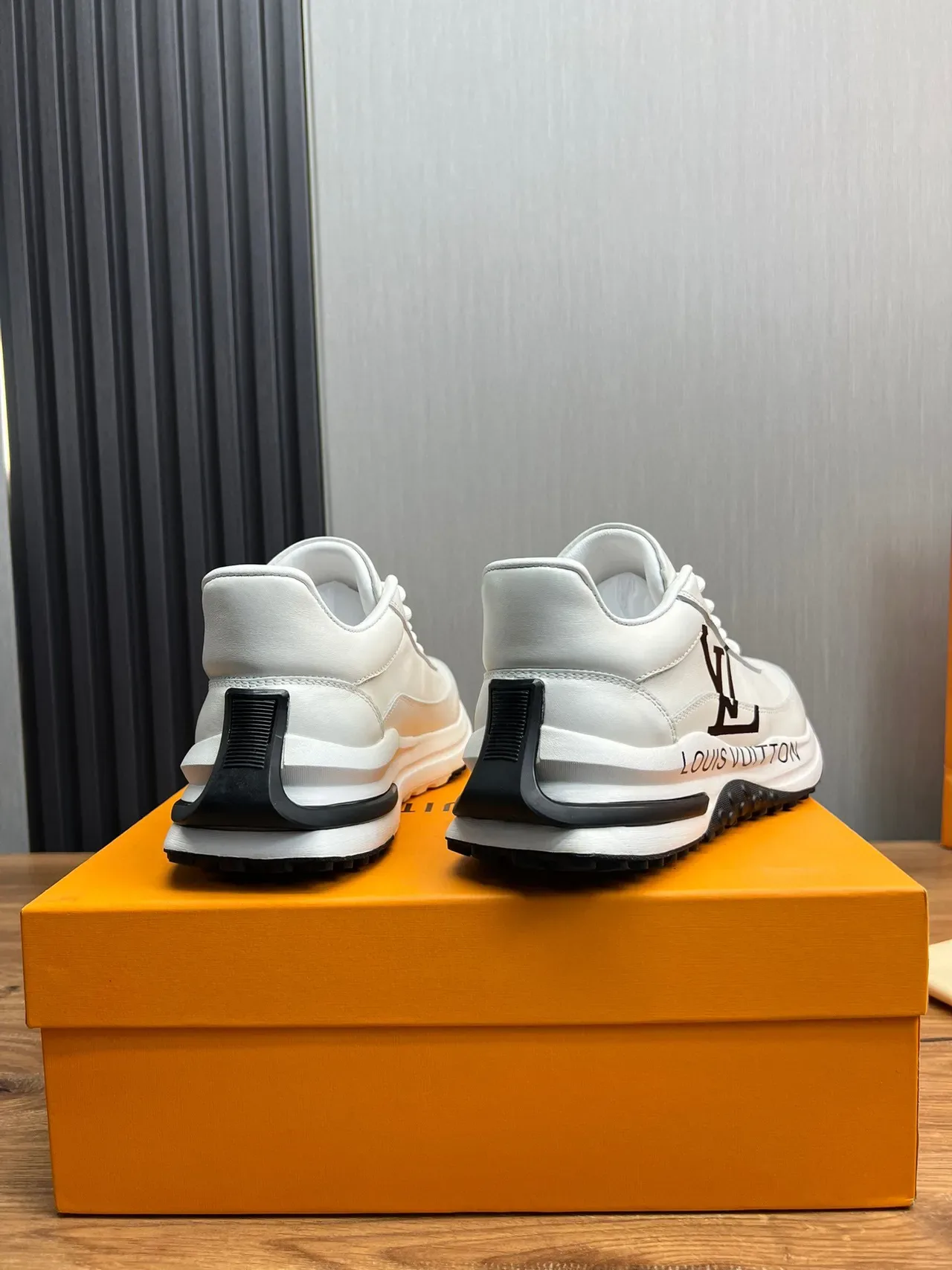 Louis Vuitton LV Trainer Blanc et Noir Cuir Supérieur Monogramme Style de Vie Sneakers 6