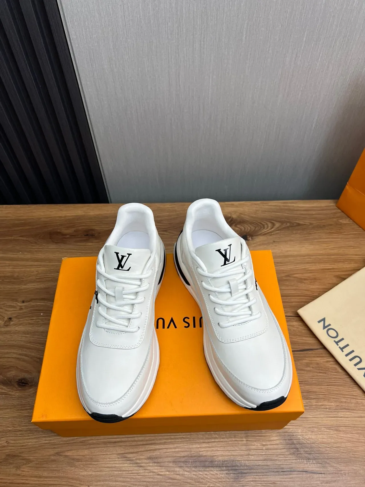 Louis Vuitton LV Trainer Blanc et Noir Cuir Supérieur Monogramme Style de Vie Sneakers 7