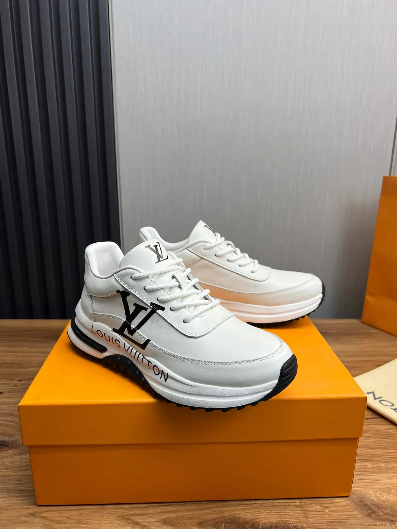 Louis Vuitton LV Trainer Blanc et Noir Cuir Supérieur Monogramme Style de Vie Sneakers 8