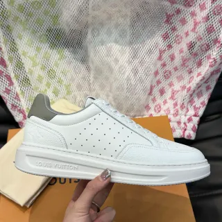 Louis Vuitton LV Trainer Zapatillas de Estilo de Vida Blancas y Grises de Cuero Perforado Superior con Motivo en Relieve