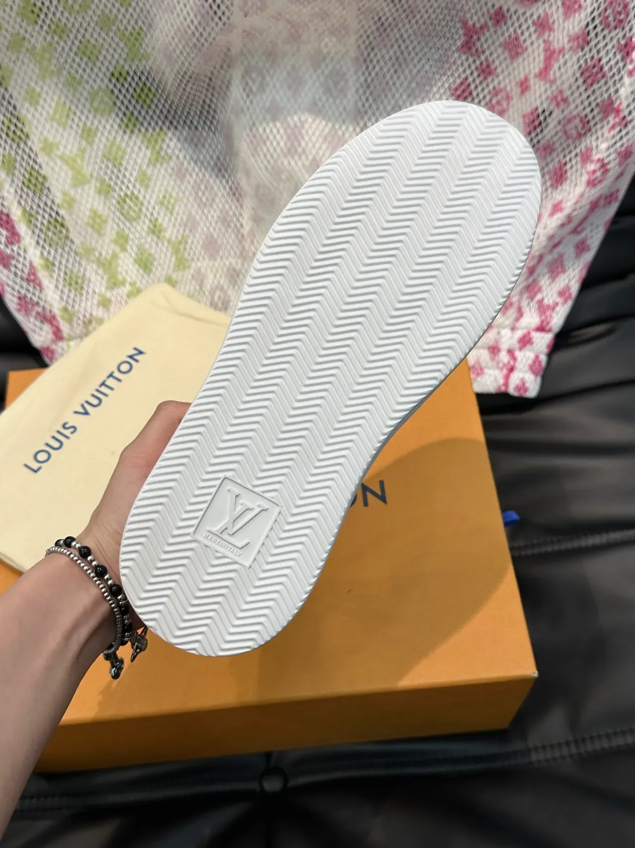 Louis Vuitton LV Trainer Tênis Lifestyle Brancos e Cinza de Couro Perfurado Superior com Motivo em Relevo 2