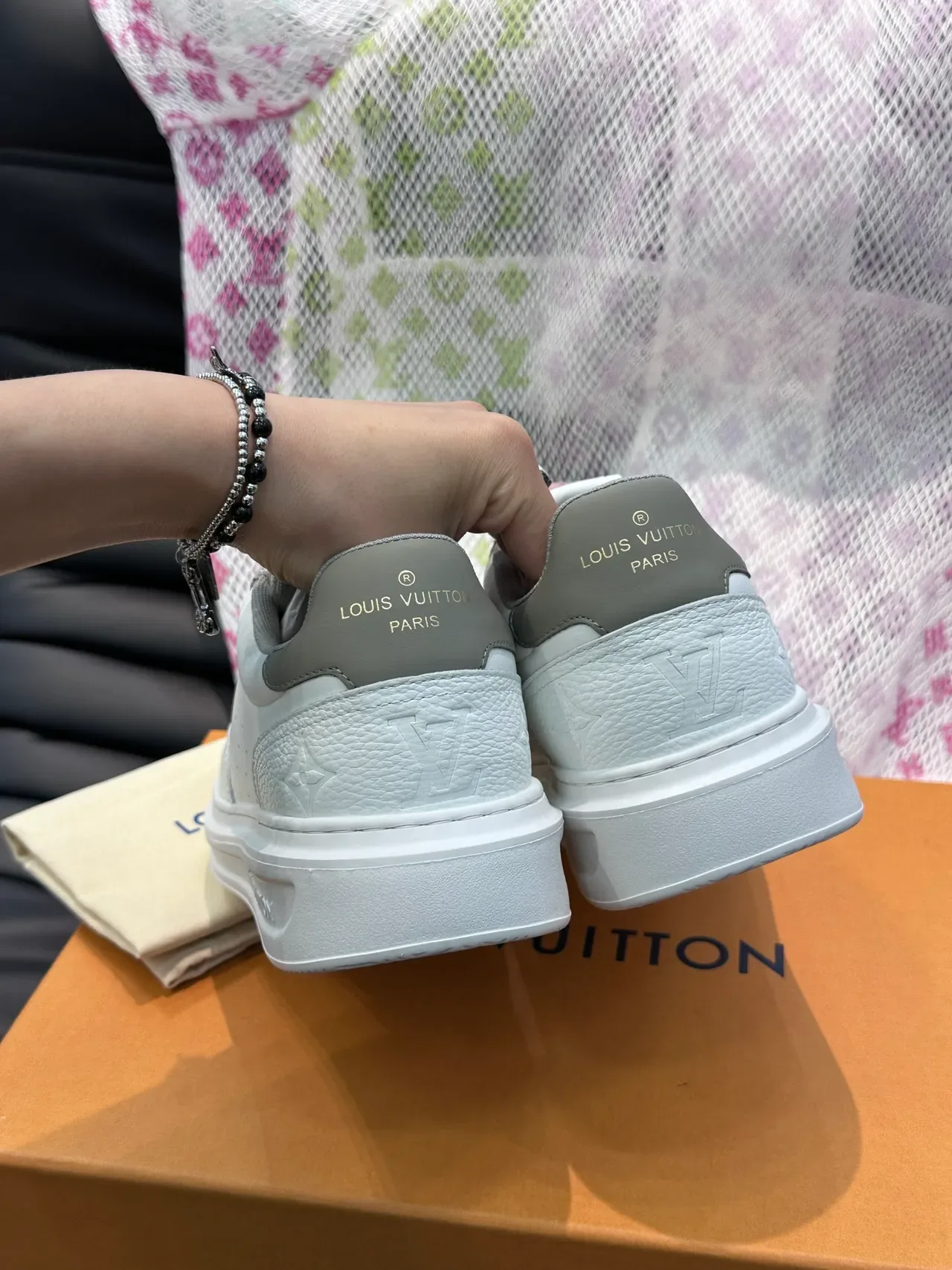 Louis Vuitton LV Trainer Tênis Lifestyle Brancos e Cinza de Couro Perfurado Superior com Motivo em Relevo 3