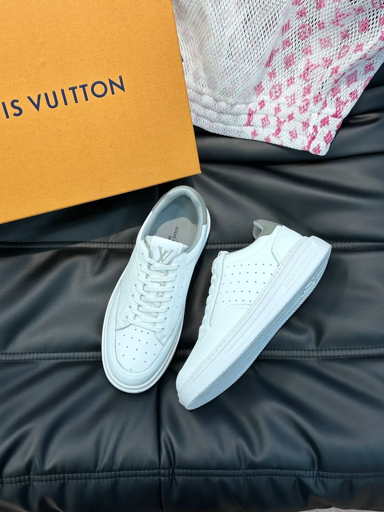 Louis Vuitton LV Trainer Tênis Lifestyle Brancos e Cinza de Couro Perfurado Superior com Motivo em Relevo 4
