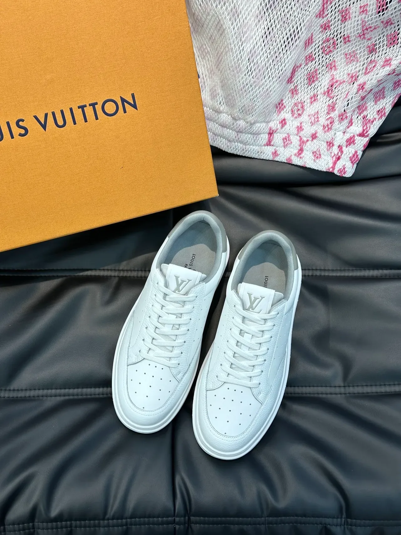 Louis Vuitton LV Trainer Tênis Lifestyle Brancos e Cinza de Couro Perfurado Superior com Motivo em Relevo 5
