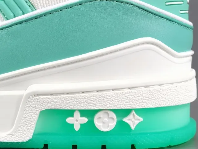 Louis Vuitton LV Trainer Blanc et Vert Cuir et Textile Layered Large Strap Marque Lifestyle Sneakers 7