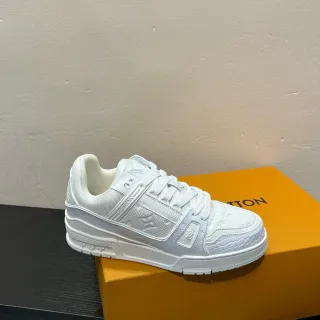 Louis Vuitton LV Trainer Zapatillas Lifestyle Blancas con Monograma Embossado en Cuero Correa de Capas Estilo Cage