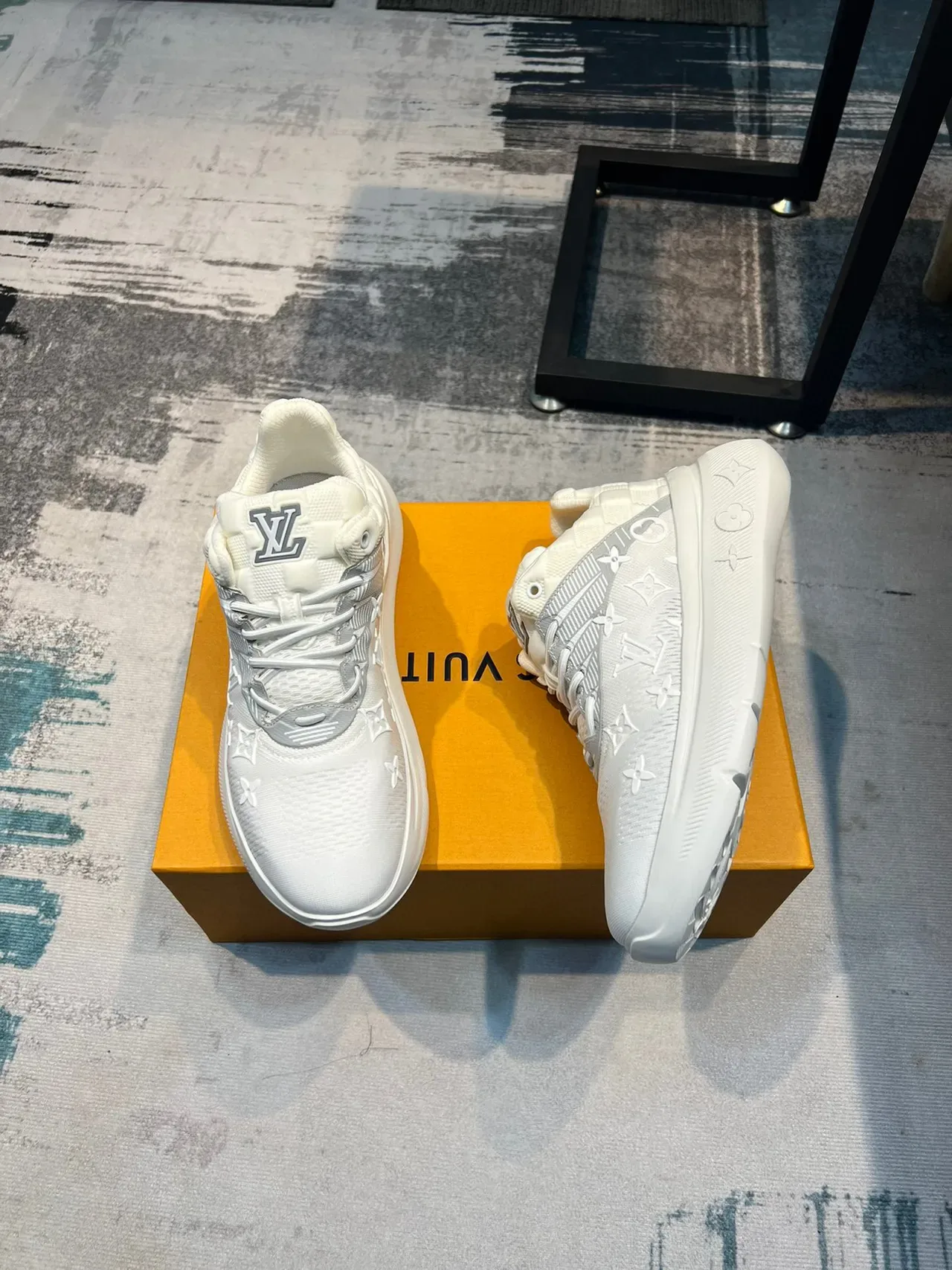 Louis Vuitton LV Trainer Blanc Argent Upper Tricot Monogrammé Contrefort Matelassé Chaussures Lifestyle 2
