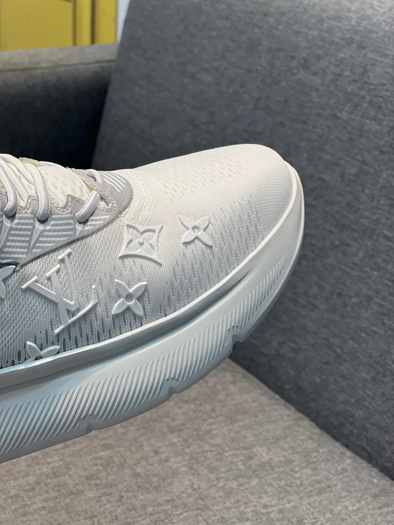 Louis Vuitton LV Trainer Blanc Argent Upper Tricot Monogrammé Contrefort Matelassé Chaussures Lifestyle 4
