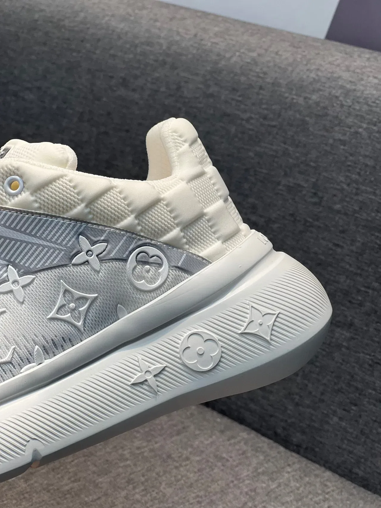 Louis Vuitton LV Trainer Blanc Argent Upper Tricot Monogrammé Contrefort Matelassé Chaussures Lifestyle 8