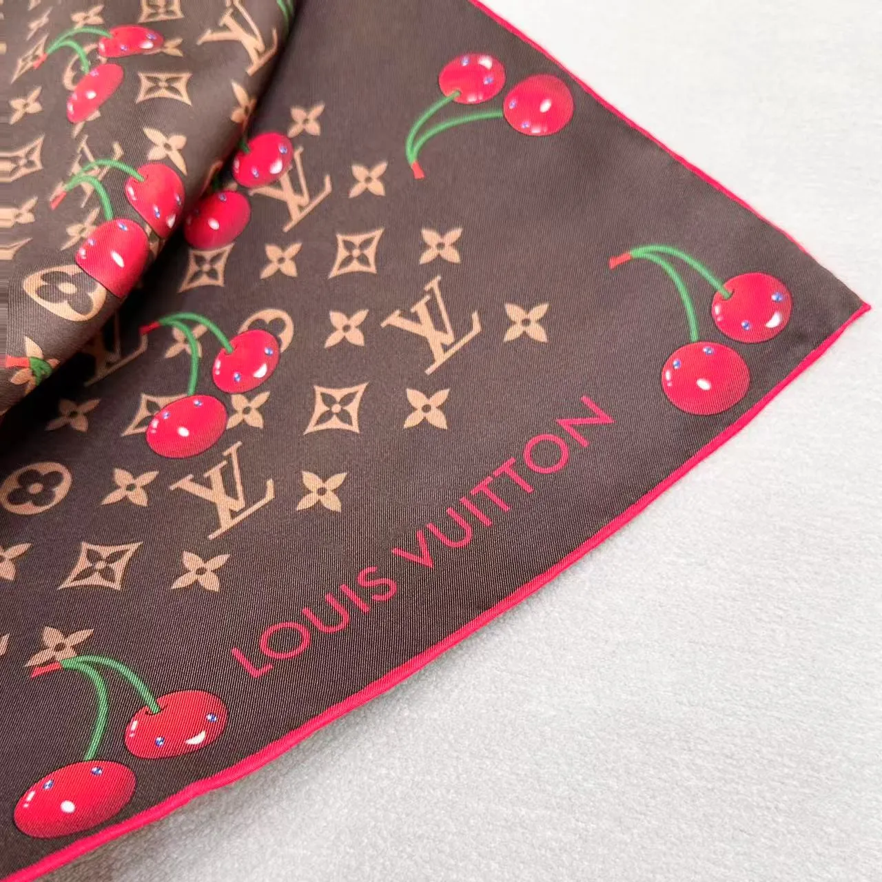 Louis Vuitton LV x TM Monogram Cerise 90 Foulard en soie 2