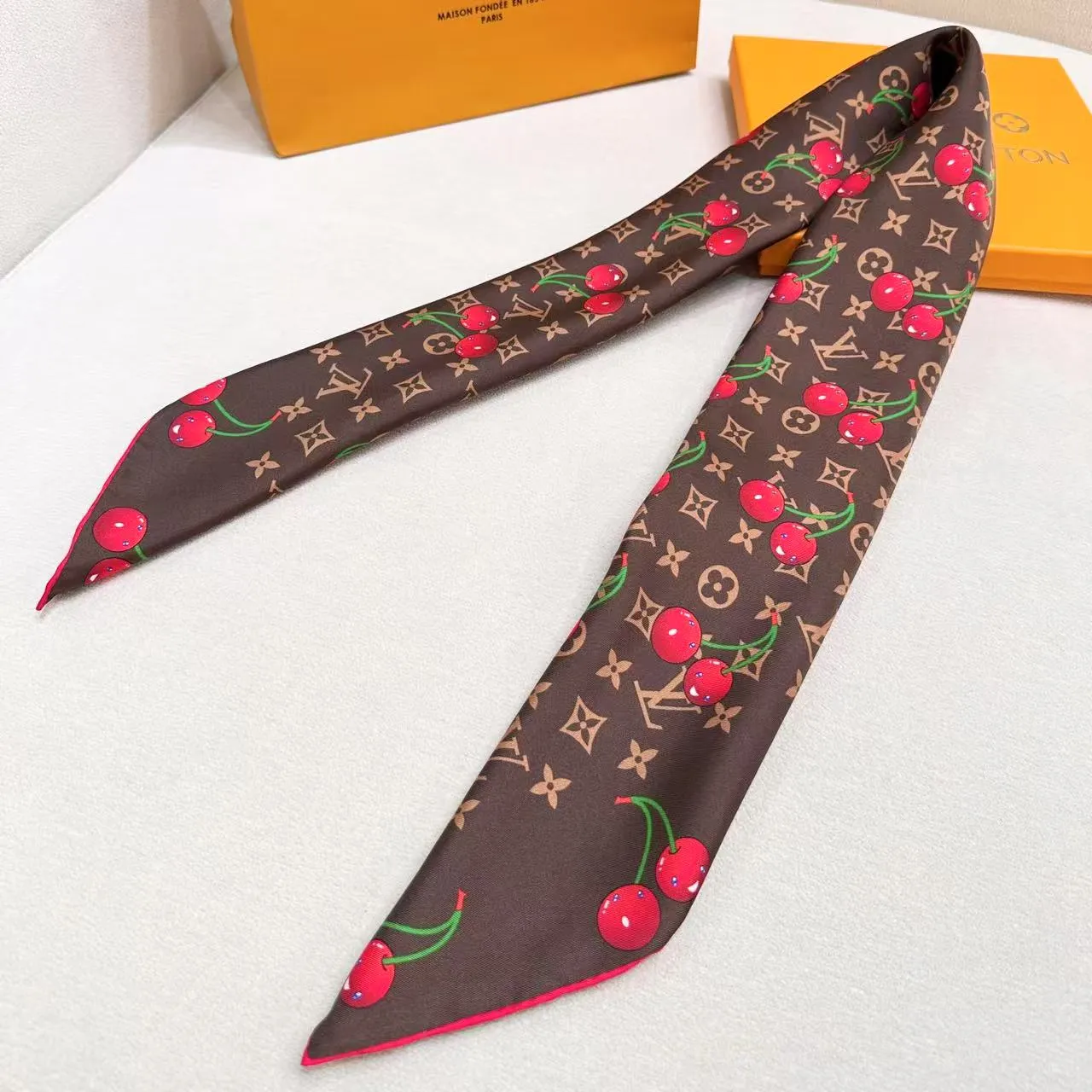Louis Vuitton LV x TM Monogram Cerise 90 Foulard en soie 3