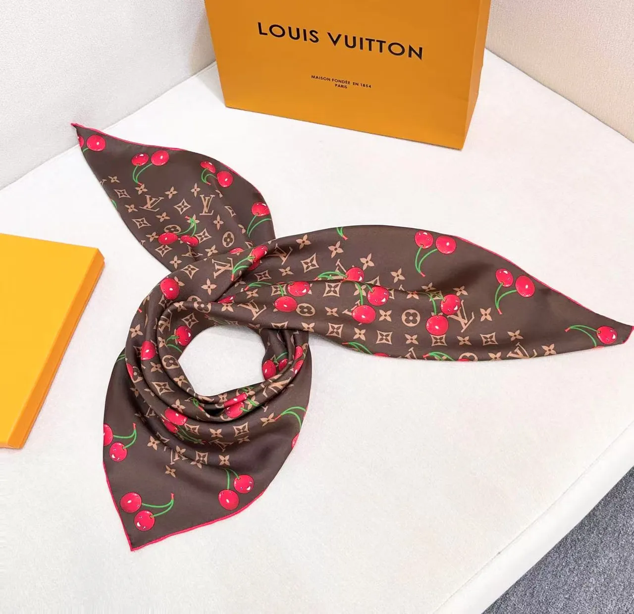 Louis Vuitton LV x TM Monogram Cerise 90 Foulard en soie 4