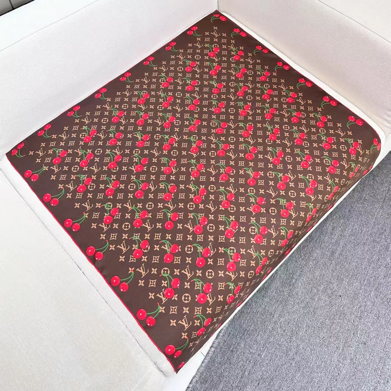 Louis Vuitton LV x TM Monogram Cerise 90 Foulard en soie 5