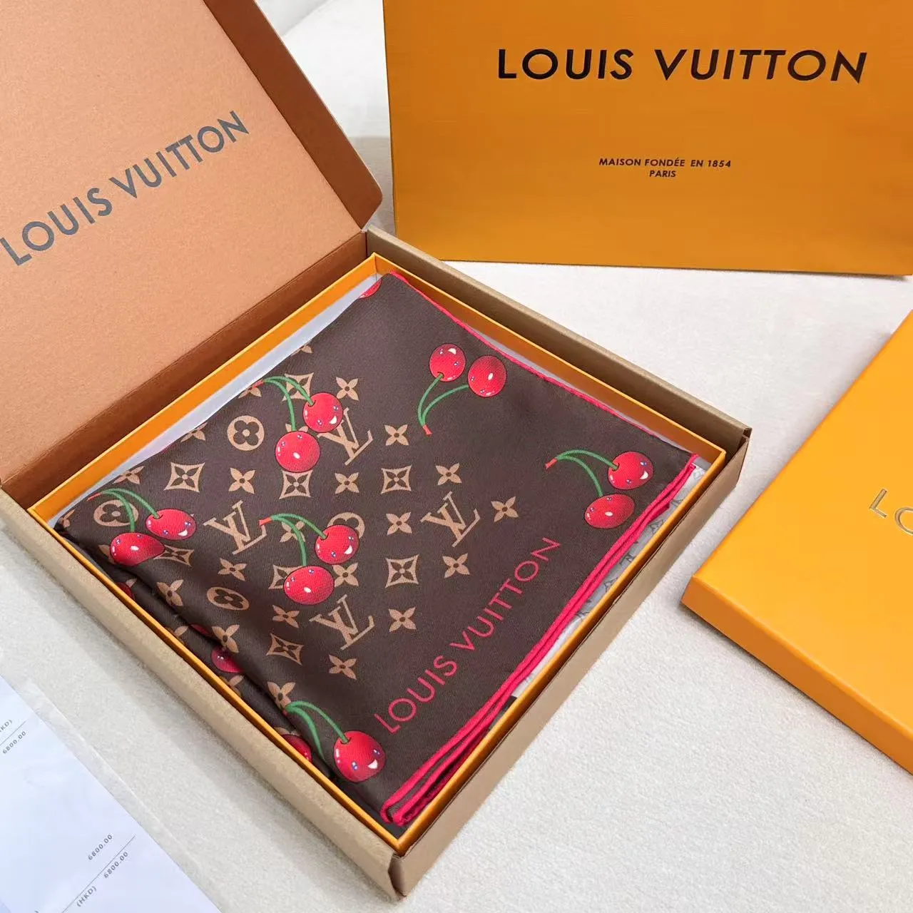 Louis Vuitton LV x TM Monogram Cerise 90 Foulard en soie 6