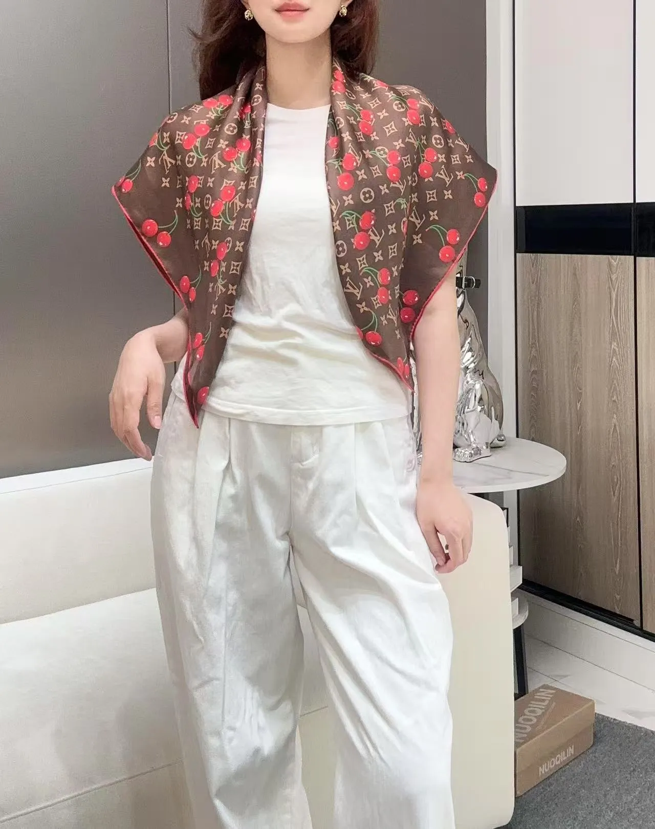 Louis Vuitton LV x TM Monogram Cerise 90 Foulard en soie 9