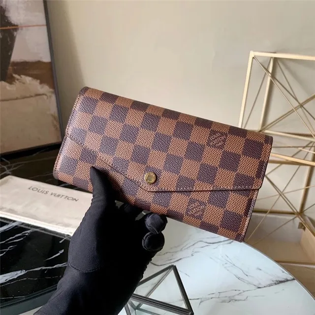 Louis Vuitton Monogram Canvas billetera larga con flap 17