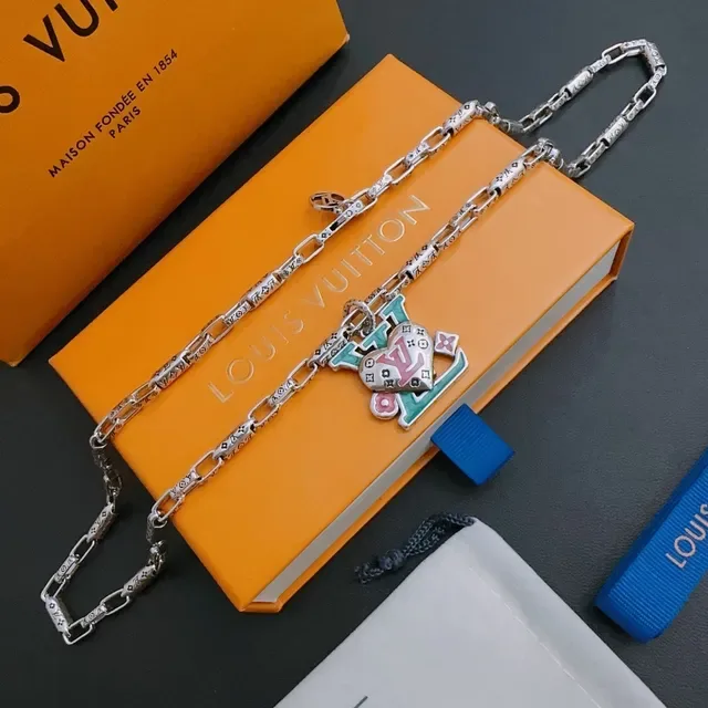 Louis Vuitton Monogram Chain Enamel Heart Pendant Necklace 3
