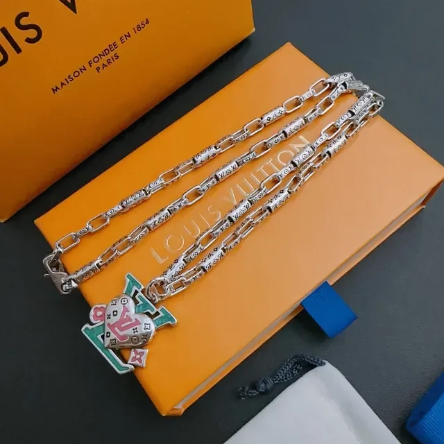 Louis Vuitton Monogram Chain Enamel Heart Pendant Necklace 8