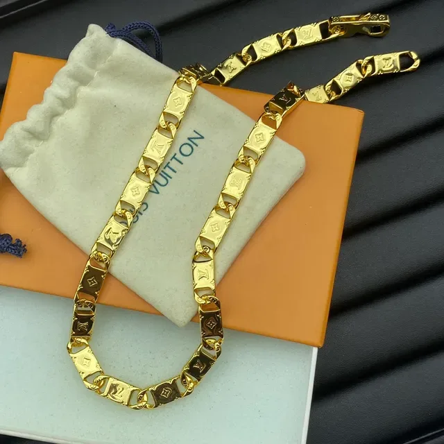 Louis Vuitton Monogram Chain Gold Rectangular Links Quatrefoil Motif Necklace 5