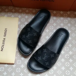 Louis Vuitton मोनोग्राम-आवरणित चमड़ा काला स्लाइड स्लिपर्स
