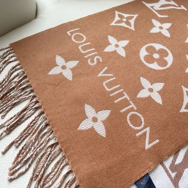 Louis Vuitton Monogram شال كريمي وتان كشمير 2