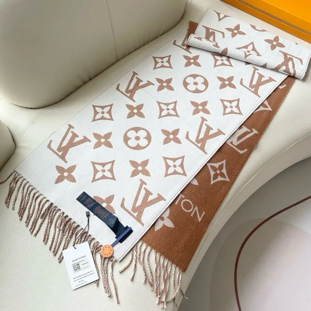Louis Vuitton Monogram شال كريمي وتان كشمير 5