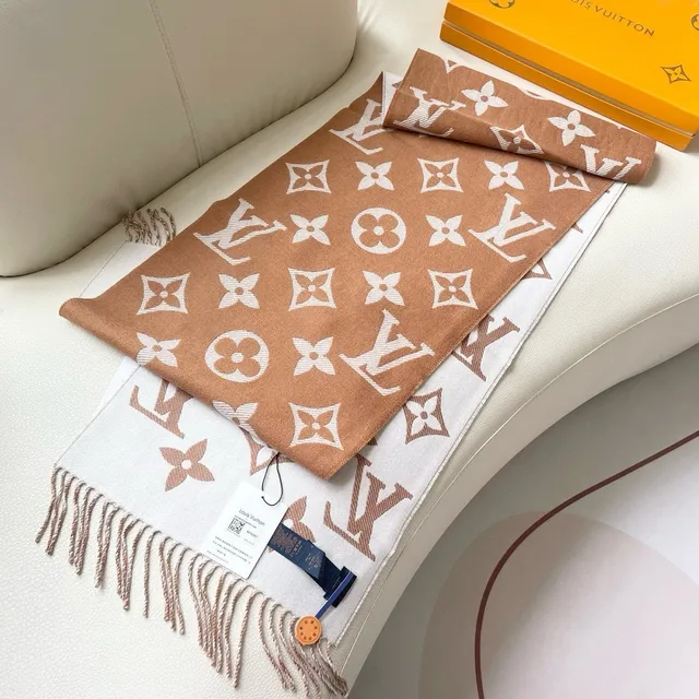Louis Vuitton Monogram شال كريمي وتان كشمير 6