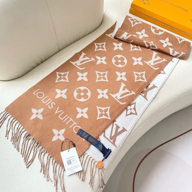 Louis Vuitton Monogram شال كريمي وتان كشمير 7