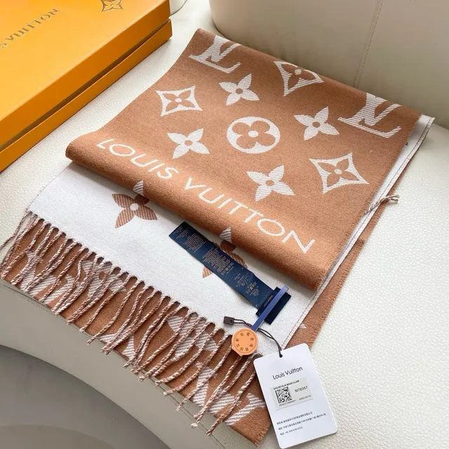 Louis Vuitton Monogram شال كريمي وتان كشمير 8