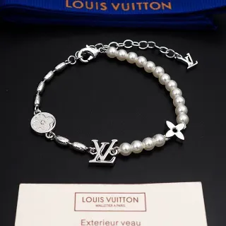 Louis Vuitton Pulsera con Charms de Perlas y Monograma