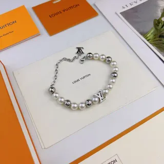 Pulseira Louis Vuitton pérola e Monogram Charm