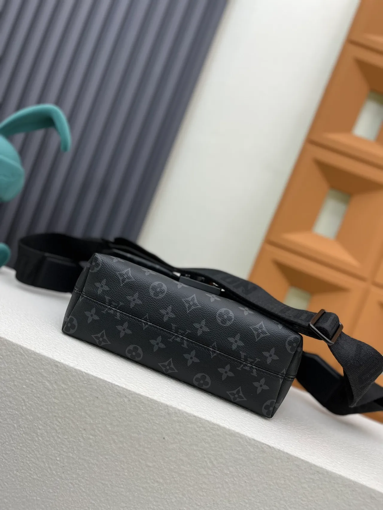 Louis Vuitton Pochette Metis Negro Gris Monogram-Coated Canvas Bolso Mensajero Rectangular Estructurado 3