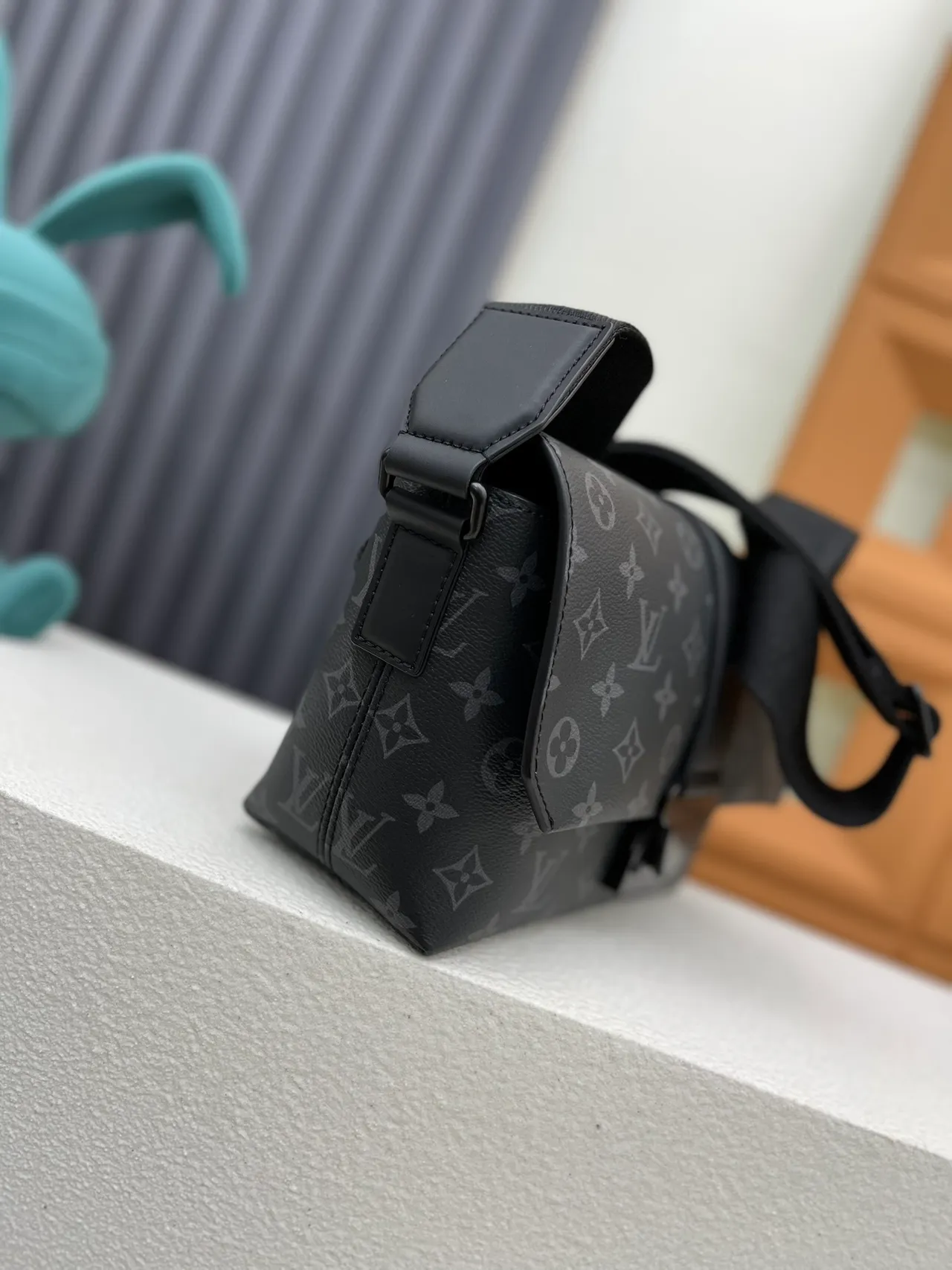Louis Vuitton Pochette Metis Negro Gris Monogram-Coated Canvas Bolso Mensajero Rectangular Estructurado 4