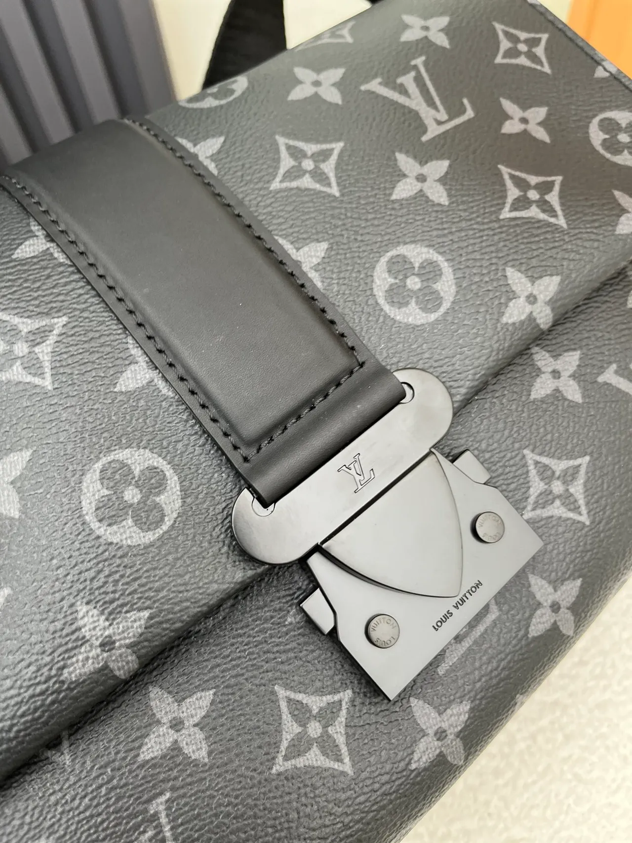 Louis Vuitton Pochette Metis Negro Gris Monogram-Coated Canvas Bolso Mensajero Rectangular Estructurado 5